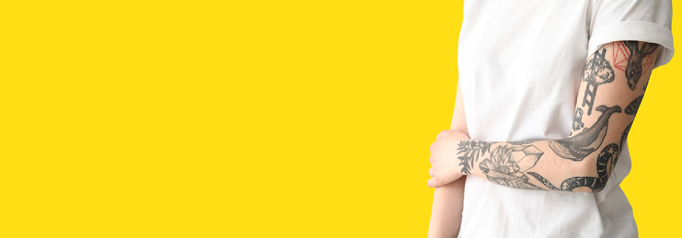 Femme tatouée élégante sur fond clair