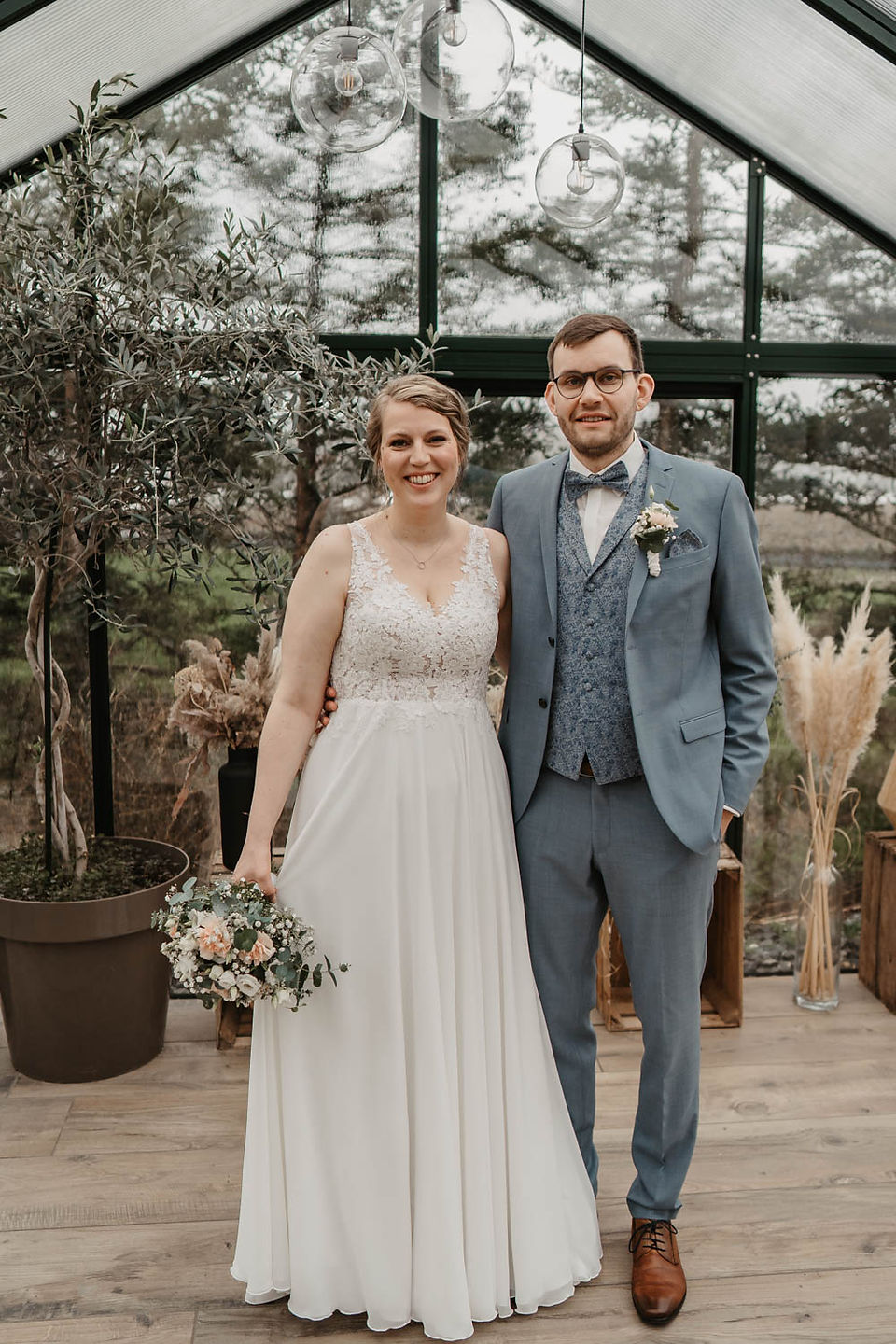 Das Hochzeitspaar lächelt glücklich in die Kamera Hochzeitsfotografie