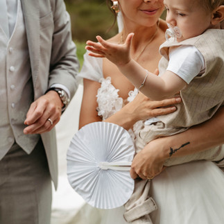 Braut hält einen Fächer in der Hand