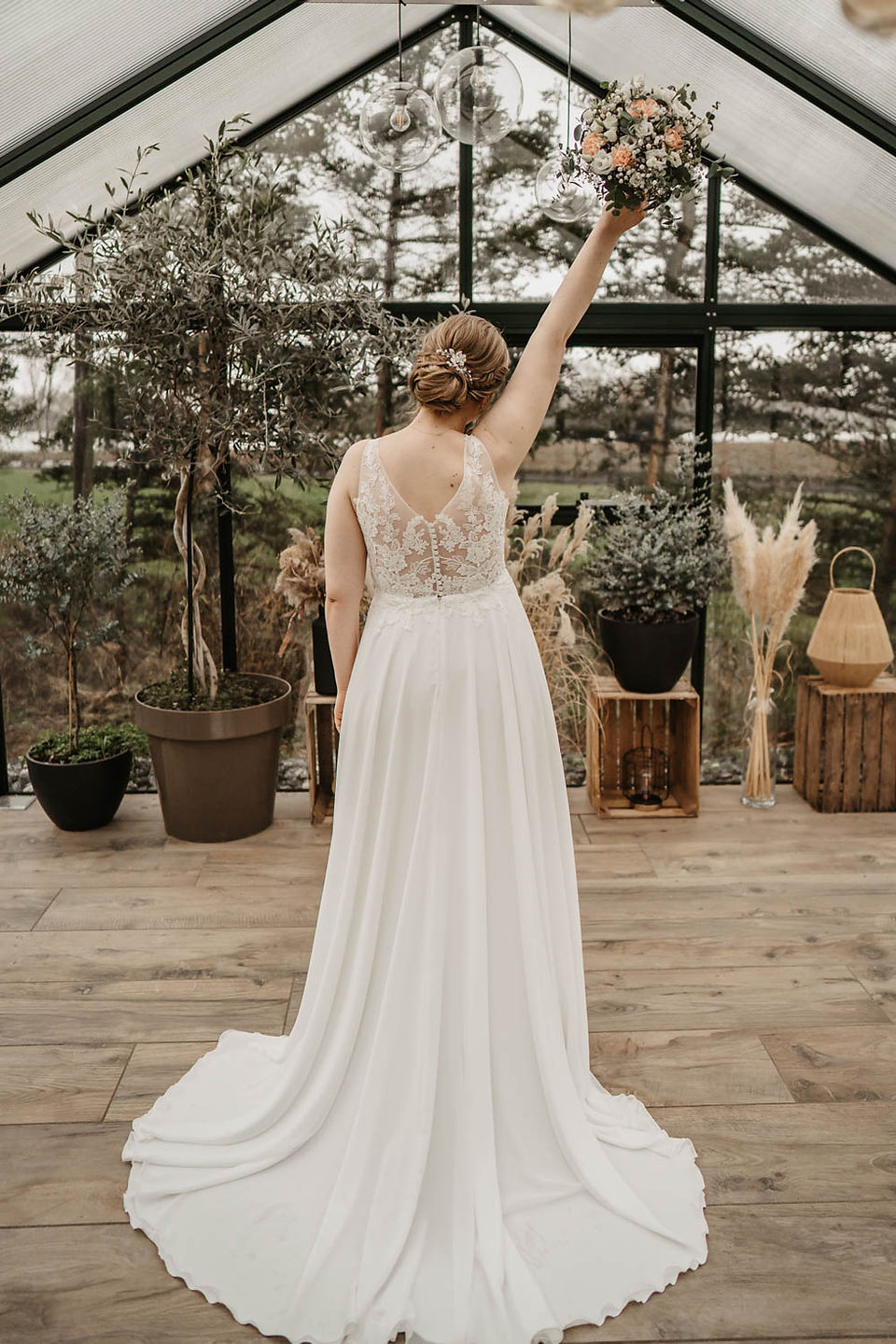 Glückliche Braut Brautstrauß Brautkleid Hochzeitsfoto Fotoshootings Hochzeitsfotografin Münster Osnabrück Warendorf