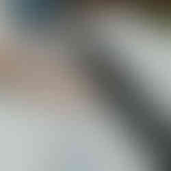 Die Braut spielt am Klavier