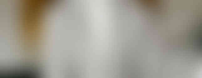 Bräutigam im grauen Anzug vor der freien Trauung im Emshof