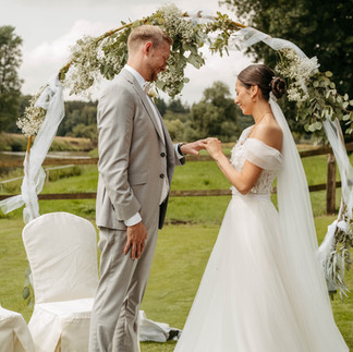 Die Ringe werden angesteckt