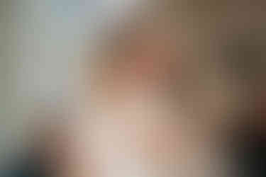 Gast hält kleinen Jungen im Arm