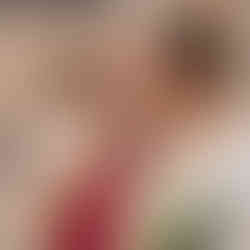 Trauzeugin der Braut umarmt die Braut