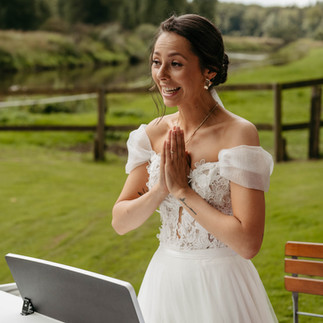 Braut ist glücklich am Klavier