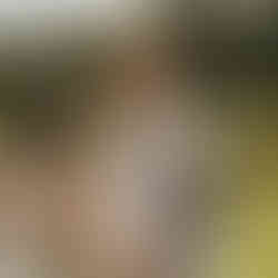 Brautpaar schaut sich in die augen