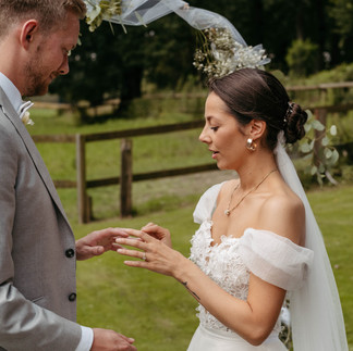 Die Ringe werden an die Finger angesteckt