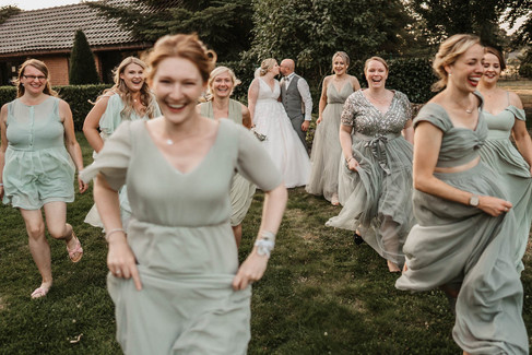 Brautkleid Brautjungfern Sonnenuntergang