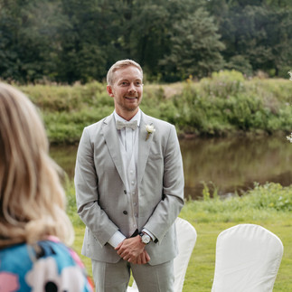 Brätuigam strahlt vor Freude als die Braut spielt