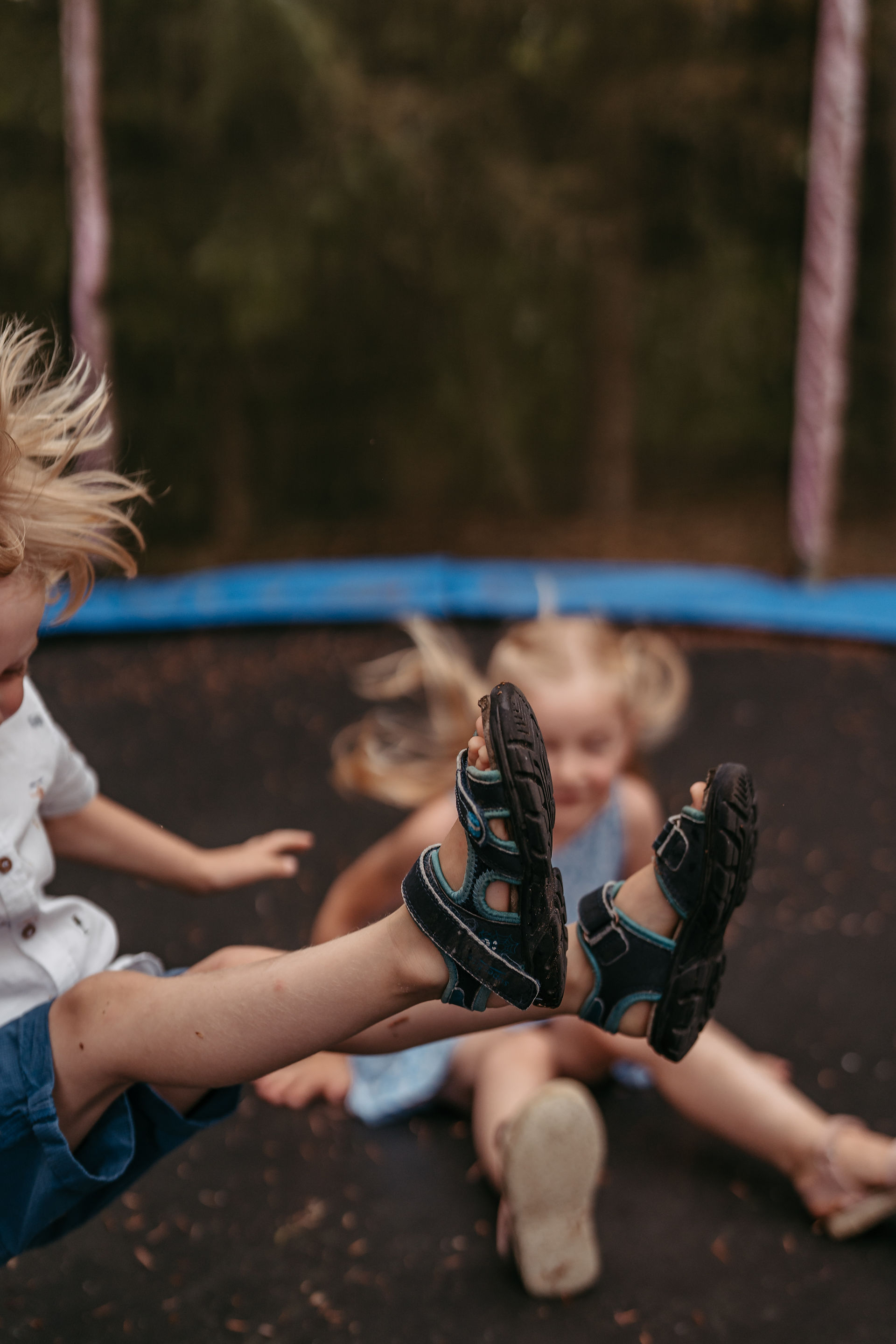 Kinder springen beim Fotoshooting auf dem Trampolin Warendorf