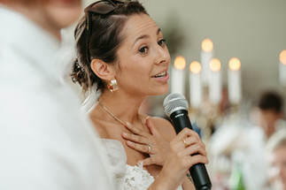 Bianca bedankt sich mit einem Mikrofon