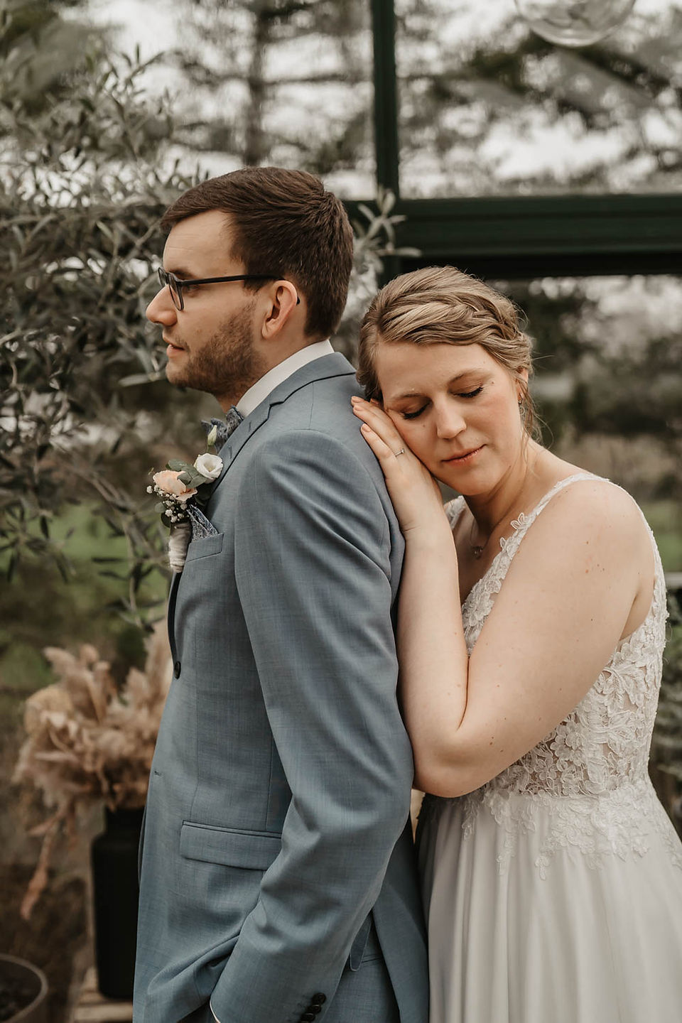 Romantisches Hochzeitsbild im Gewächshaus Brautpaar Braut Bräutigam Hochzeitsfotos Hochzeitsshooting Hochzeitsfotografin