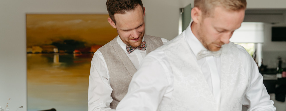 Bräutigam wird fertig gemacht