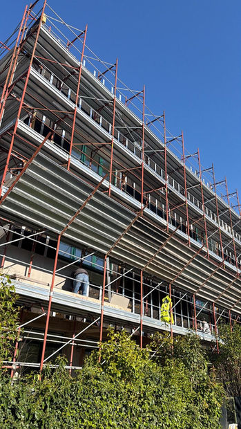 Facciata ventilata StoVentec a Perugia: pannelli porta-intonaco pronti per la rasatura finale continua.