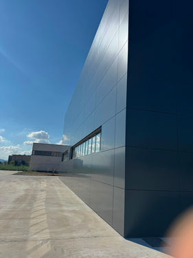 Vista laterale della facciata ventilata in alluminio composito a Cecina
