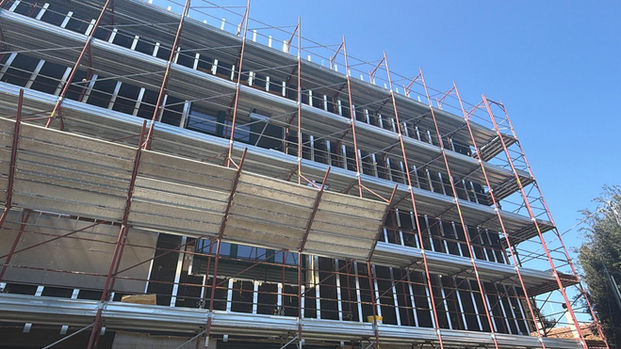 Particolare montaggio pannelli in vetro espanso StoVentec su sottostruttura in alluminio per facciata ventilata, cantiere Perugia.