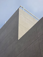 Posa in quota grande lastra gres Laminam 300x100 cm con rete di rinforzo per facciata ventilata a scomparsa (incollata), cantiere Foligno VM Group.