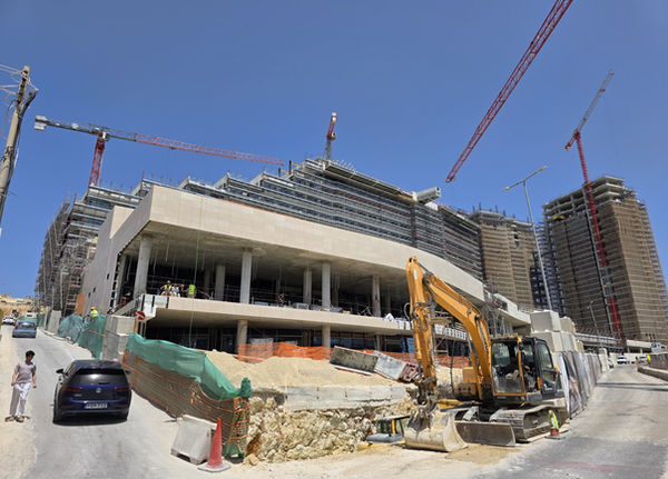Realizzazione della facciata ventilata in pietra dell'Hard Rock Cafe Malta