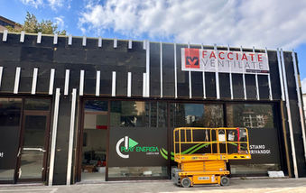 Cantiere facciata ventilata Viterbo sede Play Energia con isolamento lana di roccia e profili in alluminio montati.