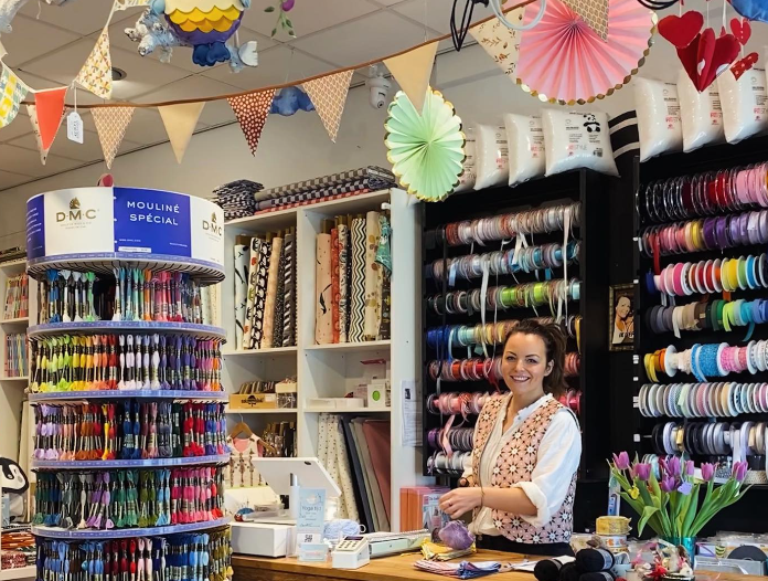 vrouw achter toonbank