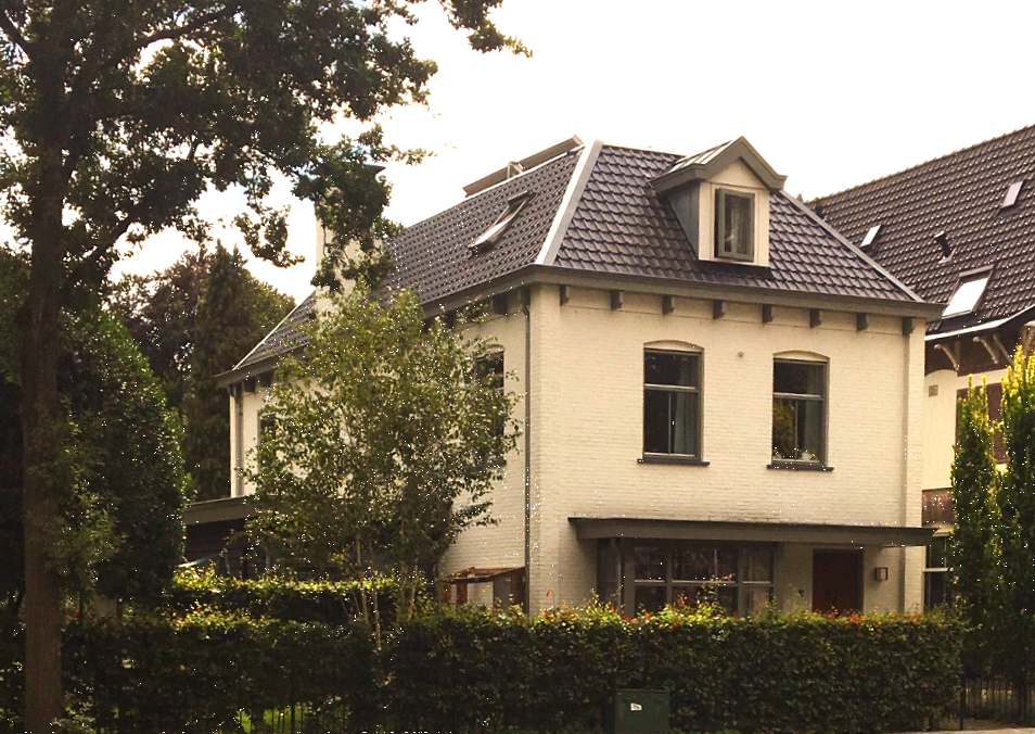 voormalig huis van Wim de Bie in Het Spiegel met zonnepanelen op het platte dak.