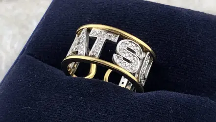 K18とプラチナのコンビ素材で製作した、ダイヤモンド入りアルファベットネームリング。