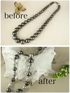 黒真珠の連ネックレスと、ケシパールおよびバロックパールを組み合わせてロングネックレスへ再構成した完成例を並べた Before / After 合成画像。