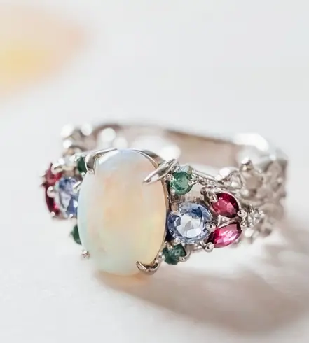 オパールをセンターに配置し、複数の脇石を組み合わせた K18 ホワイトゴールド製フルオーダーリングの完成例。