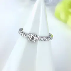 0.24ct ダイヤモンドを引き継ぎ、タテヅメリングからリビルドしたリングの完成例。