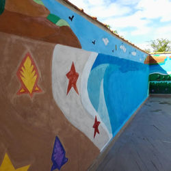 Graffiti decorativo em área externa de residência, na cidade de Araruama-RJ