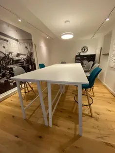 Zone de travail debout (8 - 10 personnes) au Studio des Kips - local à louer à Vevey.