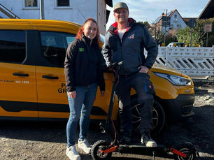 Personen mit E-Scooter