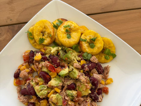 El almuerzo que te desinflama sin dejarte con hambre: el bowl tibio de atún, frijoles y aguacate