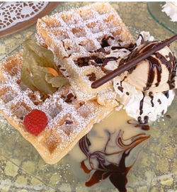 Heiße Waffel mit Eierlikör, Sahne & Eis (Waffelkarte)