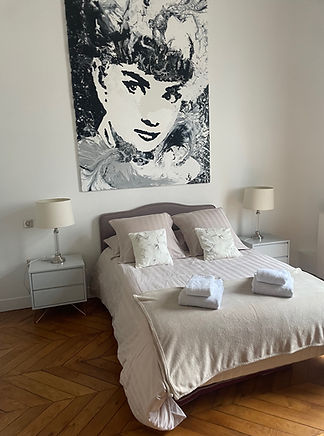 Audray Hepburn in Paris, Avenue FOCH