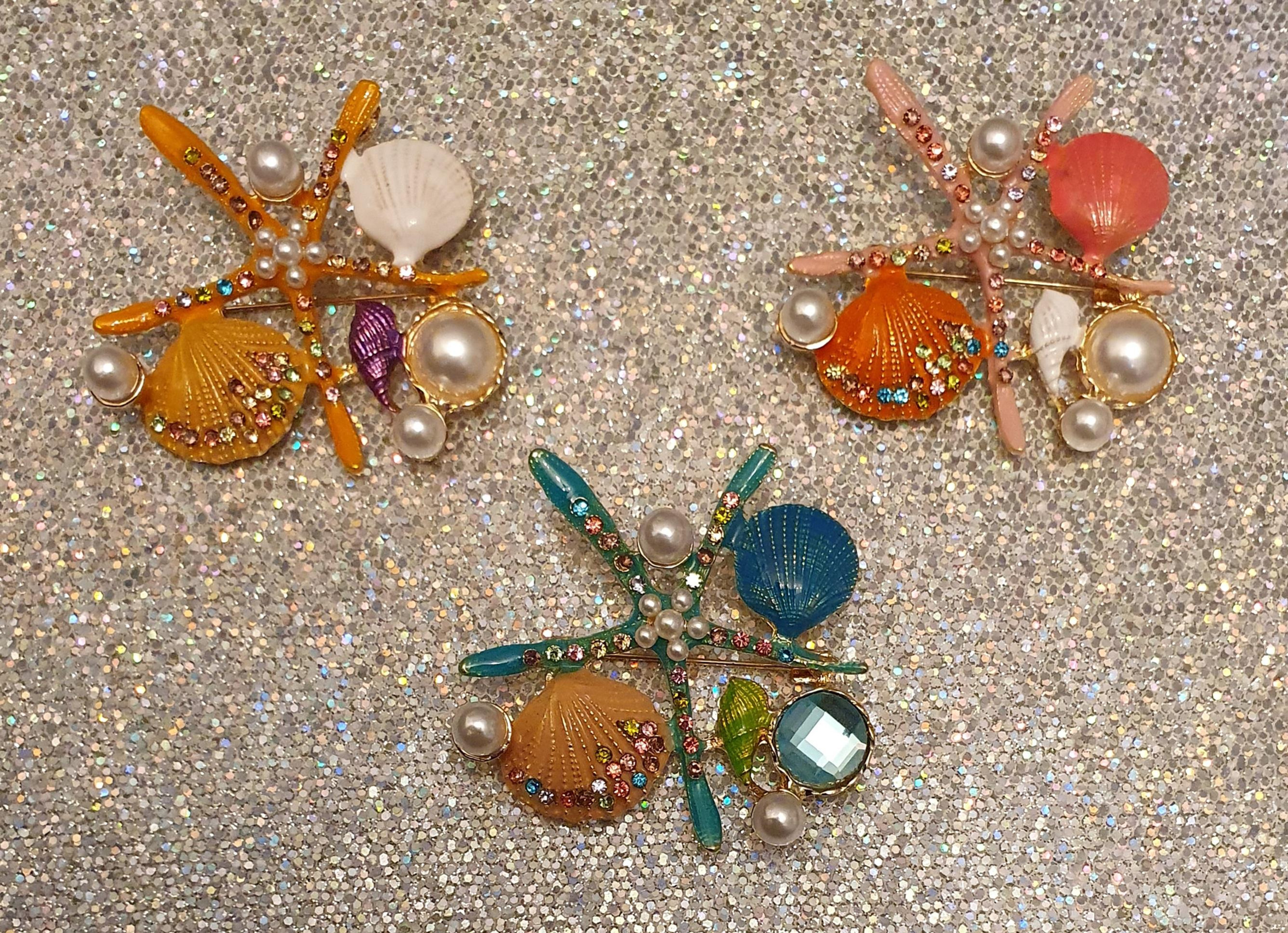 Sparkly starfish at the seaside rhinestone brooch