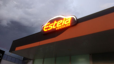 Fachada em ACM com Luminoso em Policarbonato - Estela Veículos