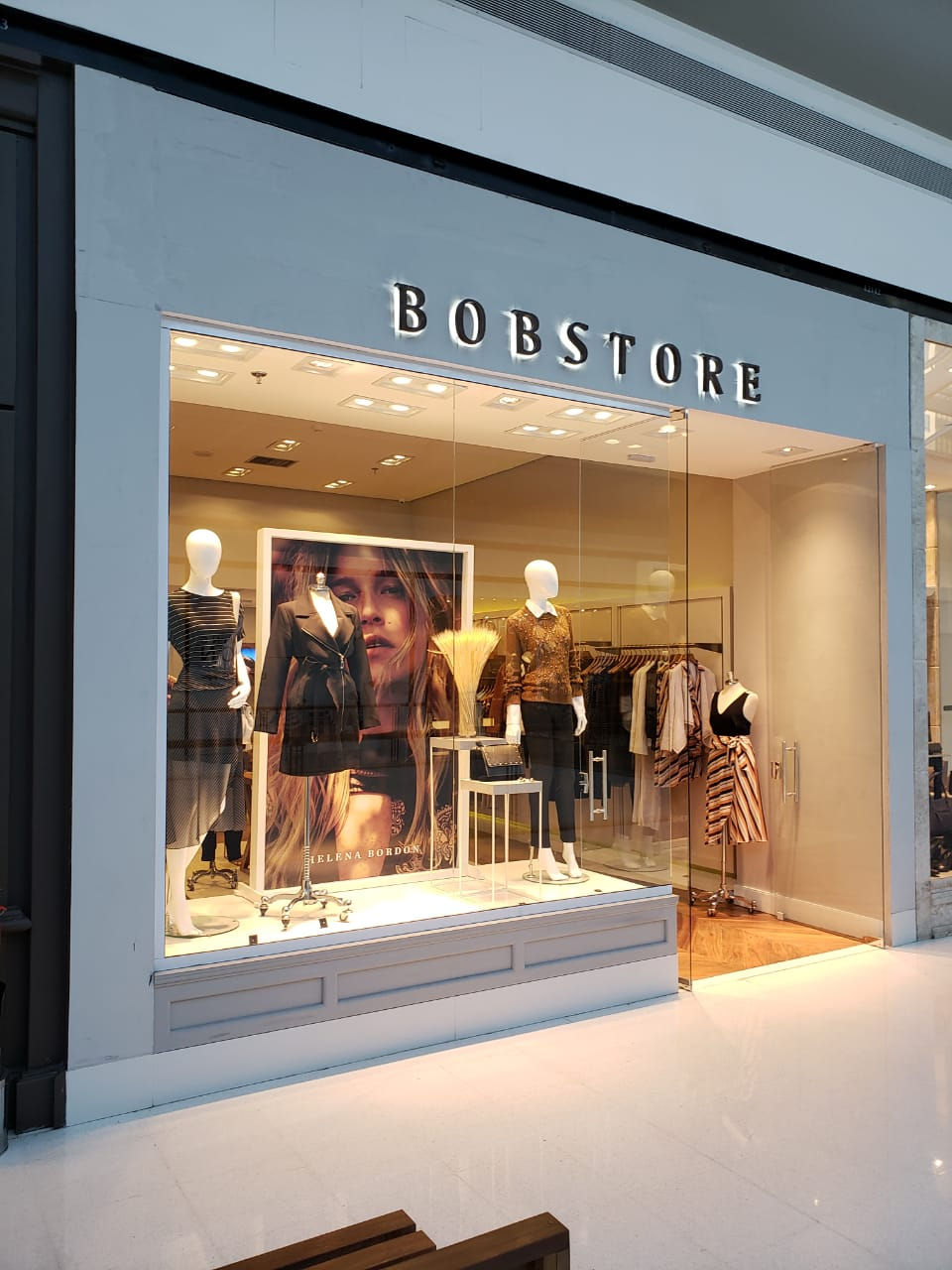 Fachada em Letra Caixa com Iluminação - Bobstore