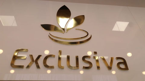 Letra caixa em aço inox dourado - Exclusiva