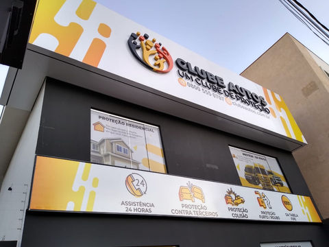 Fachada em ACM, Lona e Letra Caixa com Adesivação - Clube Autos