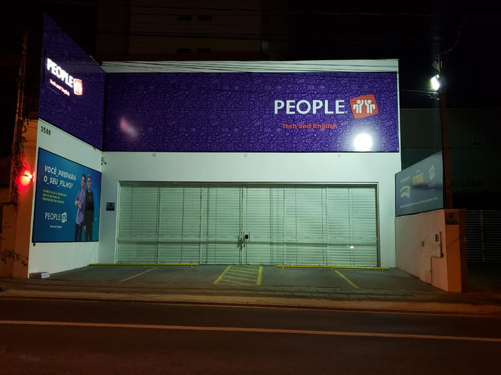 Fachada em Lona - People 