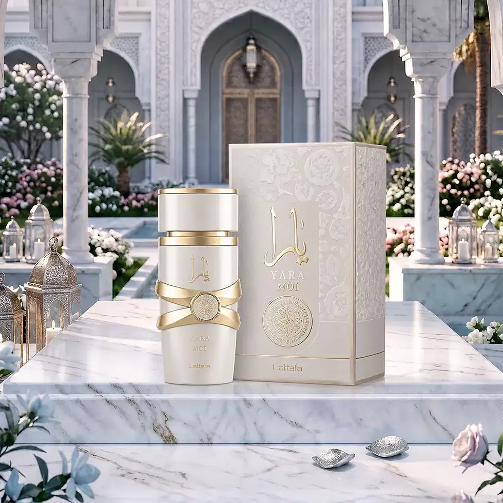 Flacon et étui du parfum oriental Lattafa Yara Moi 100ml avec fleurs de décoration
