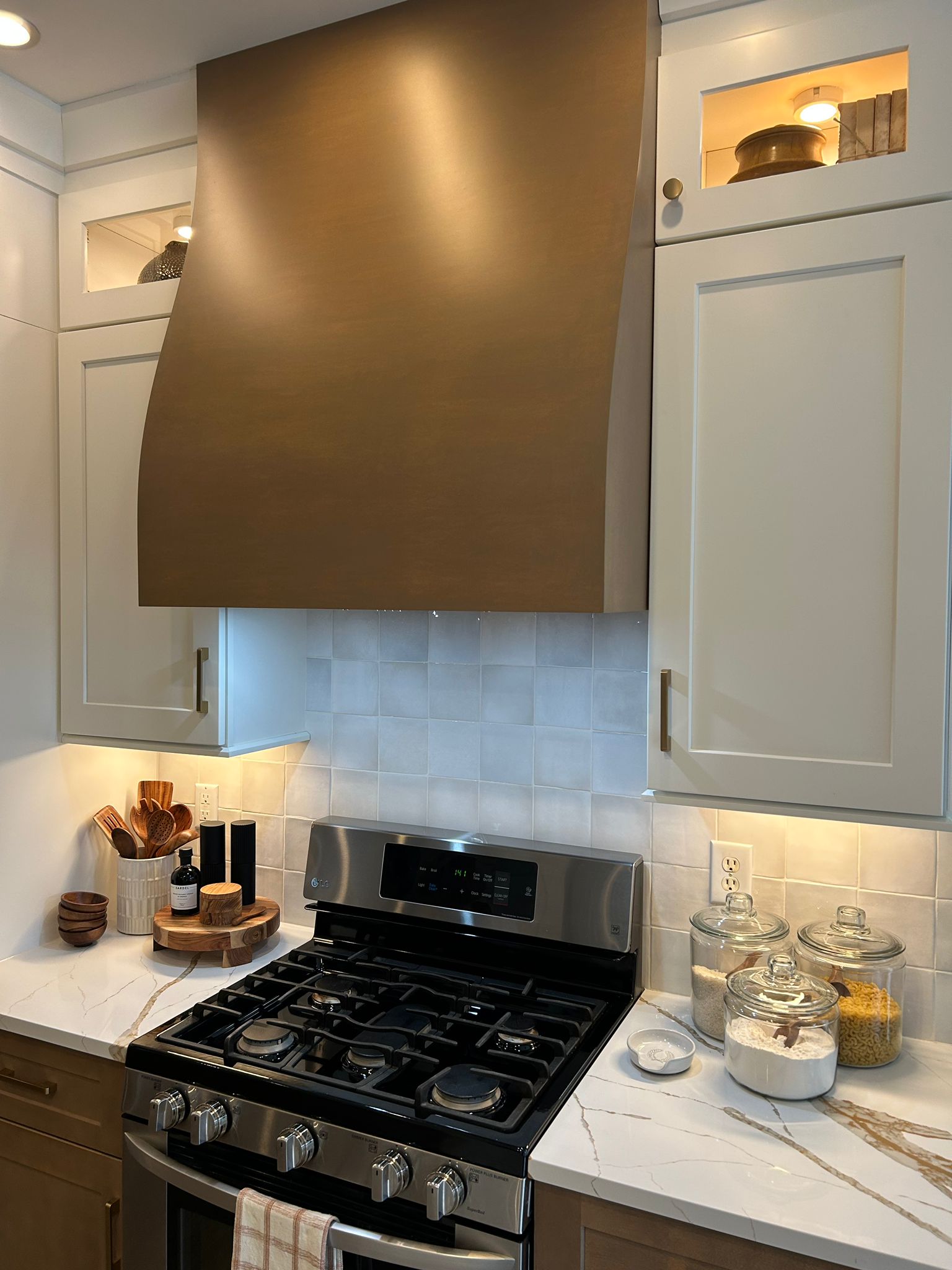 Kitchen hood project from the Hood2Home gallery, photo 23