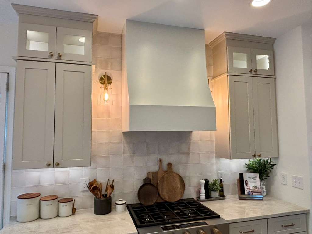 Kitchen hood project from the Hood2Home gallery, photo 90