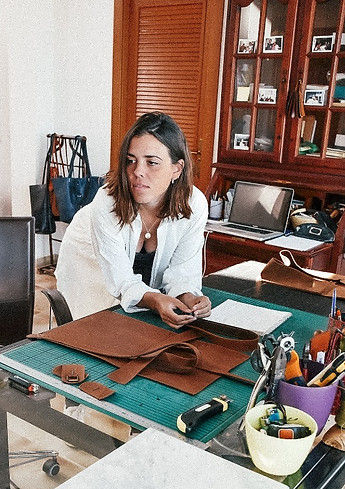 Anna Carrascal forma equipo con el artesano Matías Ponsico como Directora Creativa de Huemul Studio. Bolsos y accesorios.