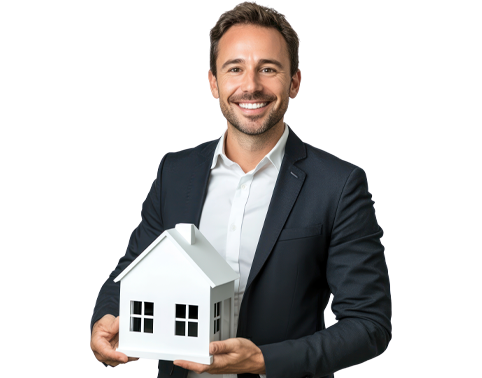Homem de terno sorridente segurando uma maquete de uma casa branca, representando aluguel de imóveis, em ambiente profissional.