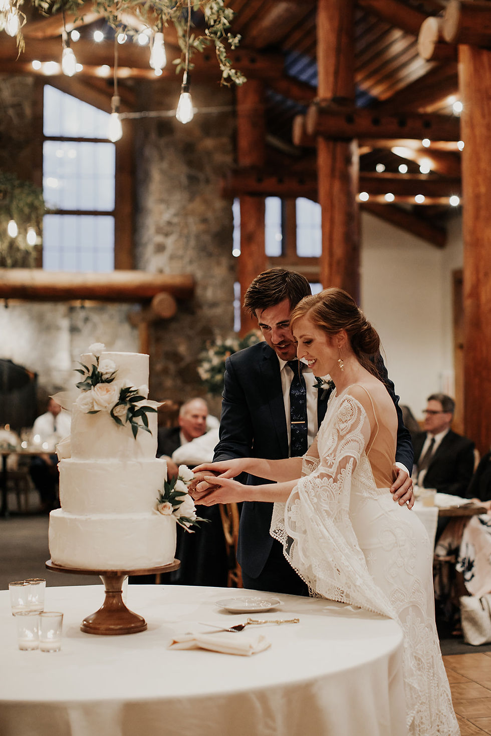 Keystone Wedding Planner - Timber Ridge Wedding - Cake Cutting