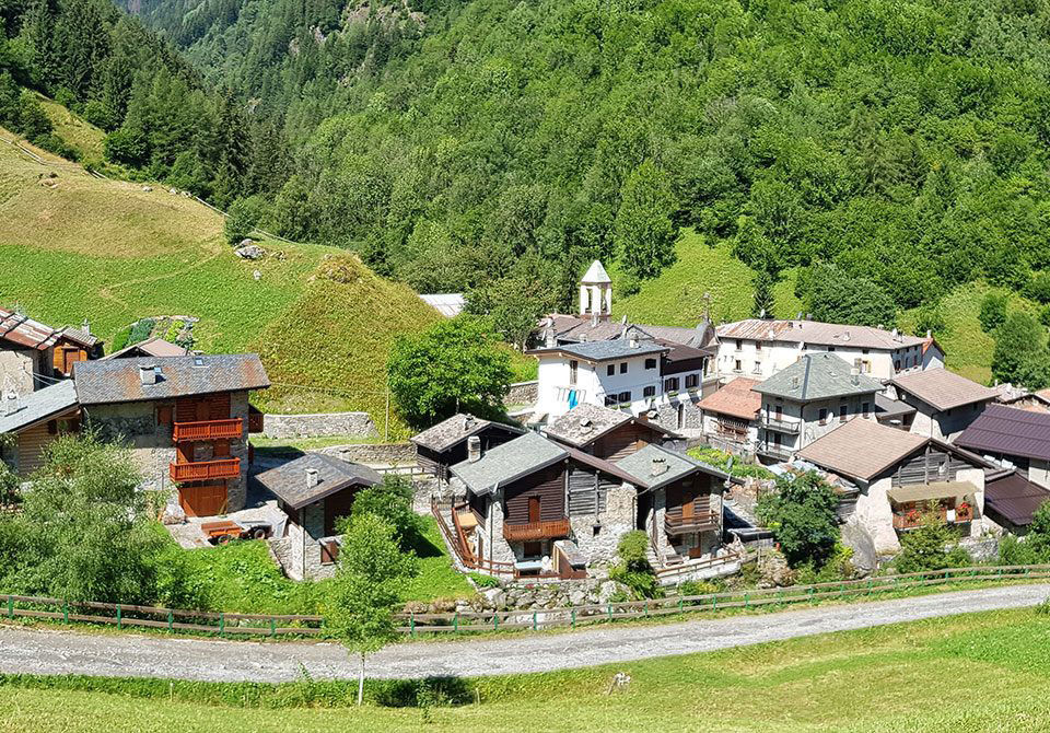 Il piccolo borgo di Sant'Antonio, posto alla confluenza tra Val Brandet e Valle di Campovecchio.