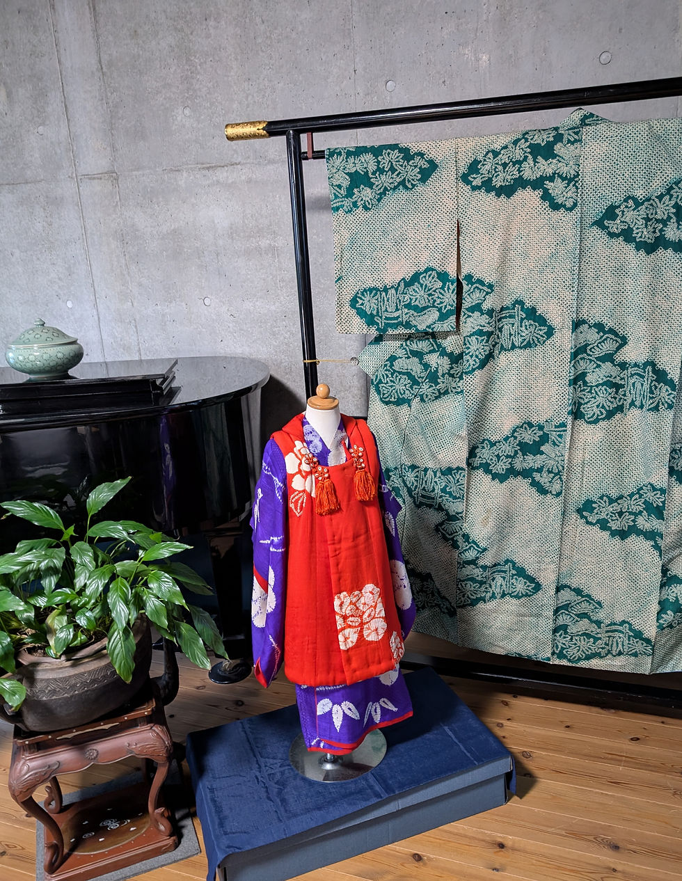 ネットギャラリーを更新いたしました。2026年初回は日本の絞りをご覧いただきます。松竹梅や鶴亀などの吉祥文様が晴れ着に施されたものからは職人の技や熱量に圧倒されます。一方木綿に藍で絞り染めがされた有松・鳴海の伝統ゆかたや東北の仕事着の絞り模様の素朴で精緻な美しさにも惹かれました。日本各地の多彩で多様な絞り染めは先回のインドの絞りに匹敵するものだとおもいます。お楽しみいただけると幸いです。